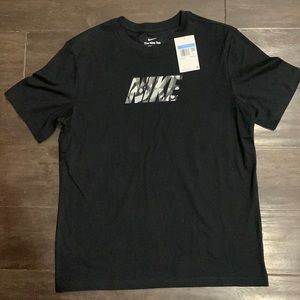 Nike T-Shirt medium, minor damage on back collar